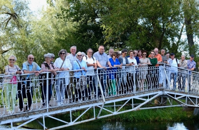 Reisegruppe auf der Seebrücke in Wyrzysk