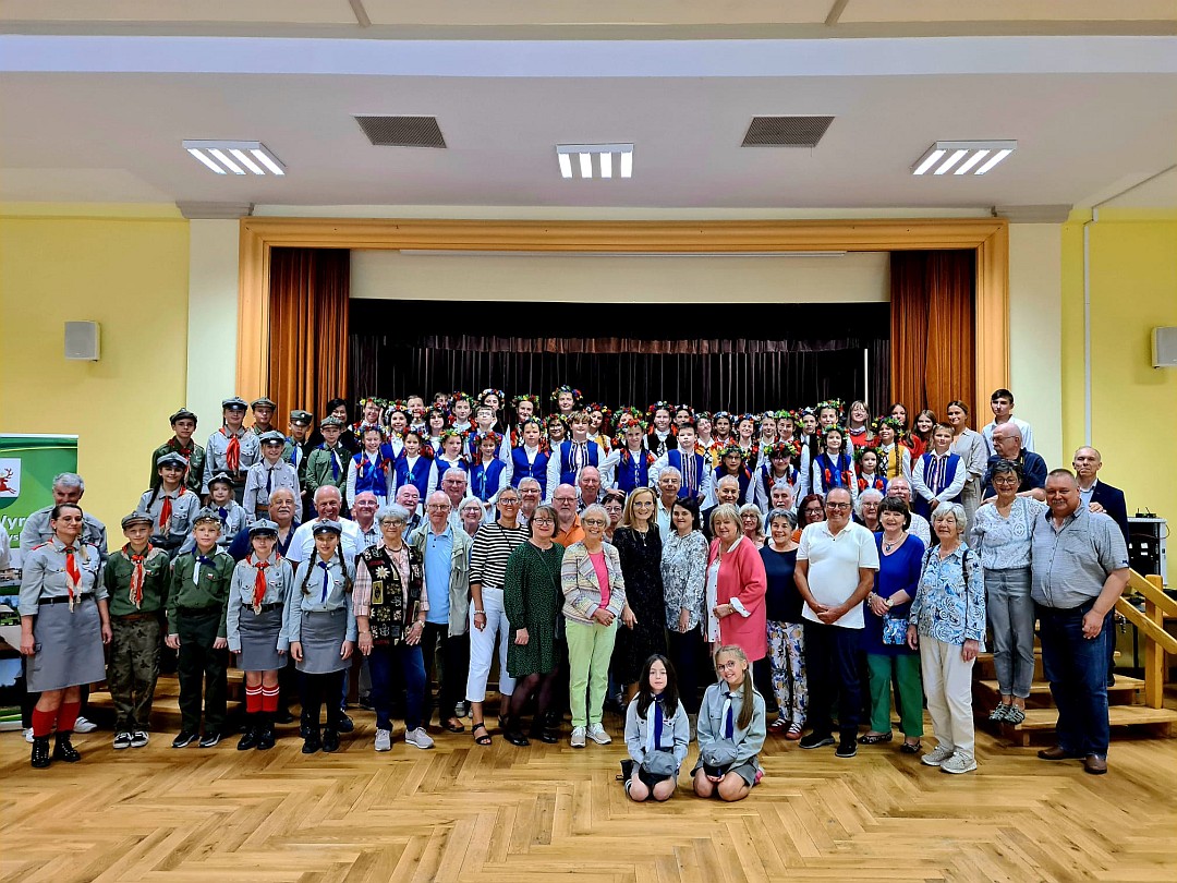 Die Reisegruppe mit den Trachtengruppen in der Schule von Wyrzysk